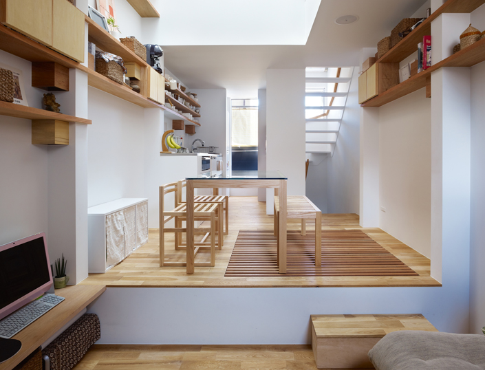 「六甲の狭小住宅2・神戸」2階リビングを見る。天井が高く、窓の大きいので空間に広がりを感じることできる