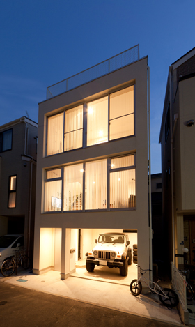 「大田区の狭小ガレージハウス・東京」外観を見る。ビルのような雰囲気に仕上がっている