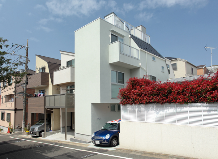 「上池台の狭小住宅・東京(建築面積 約8.8坪)」外観を見る。約15坪の敷地面積に地上3階建て。駐車スペースもしっかり確保できている。