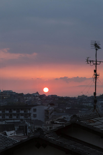 柏原の家3階ベランダから夕日を見る