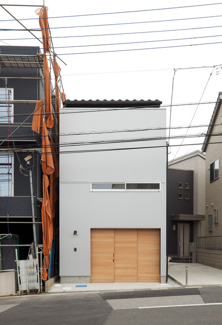 東川口の狭小ガレージハウス 埼玉 建築面積 約10 4坪 施工例 建築家の住宅をプロデュースするザウス 東川口の狭小ガレージハウス 埼玉 建築面積 約10 4坪 施工例 建築家の住宅をプロデュースするザウス