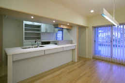 澤木久美子氏の建築事例。毎日使うキッチンの素材には、特にこだわりを持ちたいもの。