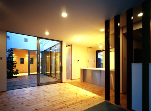 建築家・矢敷潤氏の建築事例。幾層にも切り分けられた外観の形状がスタイリッシュ。