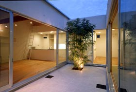 建築・設計 | 建築家と理想の住宅をプロデュース ザウス: 【完成見学会】緑の芝生がある中庭のある住まい