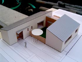 建築・設計 | 建築家と理想の住宅をプロデュース ザウス: 【完成見学会】緑の芝生がある中庭のある住まい