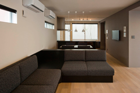 「大阪の二世帯ガレージハウス」2階リビング。座面の下が収納になっている特注のソファ