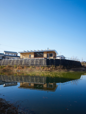 「河南町の家」池側から見た外観。池のほとりに建っているのが分かる