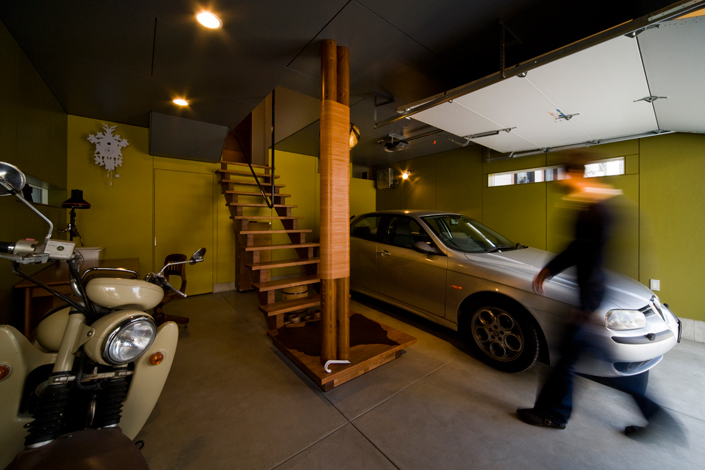 「宝塚のガレージハウス2」ガレージ内。ビルトインでクルマ1台、バイク複数台を格納できる。2階への階段はガレージ中央にある