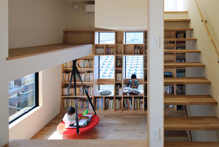 「堺の狭小住宅・大阪」スキップフロアの4層目から3層目のリビングを見る