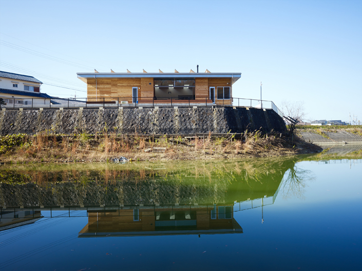 「河南町の家・大阪」池のすぐそばに建つ平屋建ての住まい。自然を身近に感じられる環境をとのリクエストに応え、ご紹介した土地に建てられています