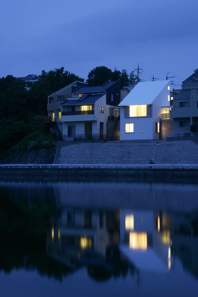 「三田の眺望を楽しむ家・兵庫」池方面から外観を見る