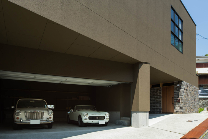 「青葉台のガレージハウス2・西宮」クルマ2台を並列で格納できるインナーガレージ。奥はピロティと玄関