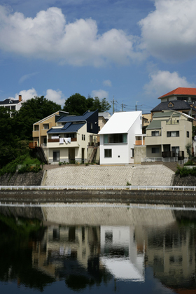 「三田の眺望を楽しむ家・兵庫」池方面から外観を見る