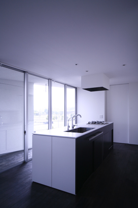 「五位堂の店舗併用住宅（カフェ)・奈良」2階居住空間のLDK。アイランド式のキッチンを採用している。