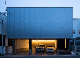 「舞子坂のガレージハウス」外観。クルマ3台が並列で格納できる。外壁にはメンテナンスの良さを考え、ガルバリウム鋼板を採用。