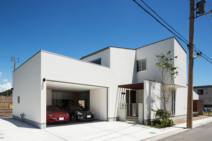 「和歌山のガレージハウス」外観を見る。約100坪の敷地にゆったりと建てられている。開口部は最小限にしている。 設計/藤原誠司 撮影/笹倉洋平