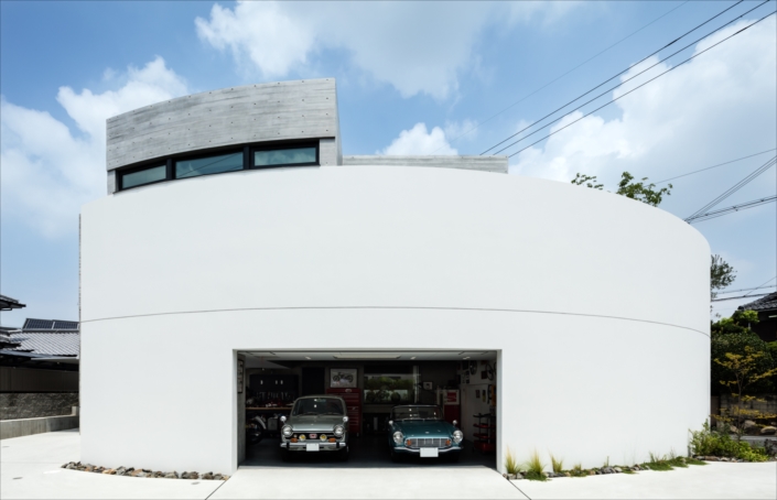 「堺のガレージハウス・大阪」外観を見る。三方向の道路に敷地が面しているため、どの方向からも建物のカタチが違って見えるようにデザイン。設計／藤原誠司