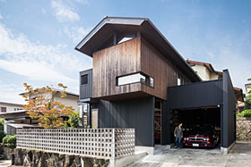 「生駒のガレージハウス・奈良」外観を見る。竣工後9年建っており、より味わい深い外観となっている