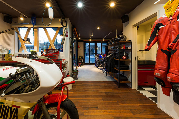 「京田辺のバイクガレージハウス・京都」1階室内を見る。将来、ライダースカフェとしてもオープンできるように設計されている。 設計／矢部直輝　施工／山本安工務店　撮影／平野和司