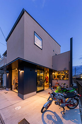 「京田辺のバイクガレージハウス・京都」外観を見る。外にも駐車できるスペースが設けられている
