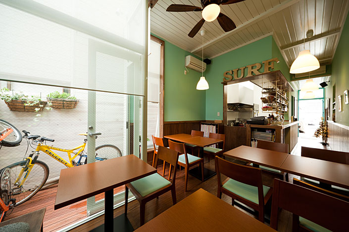 「川口の店舗併用住宅」住宅街の中に１階の店舗部分にハワイをテーマにしたカフェがある。撮影／アトリエ・フロール 
