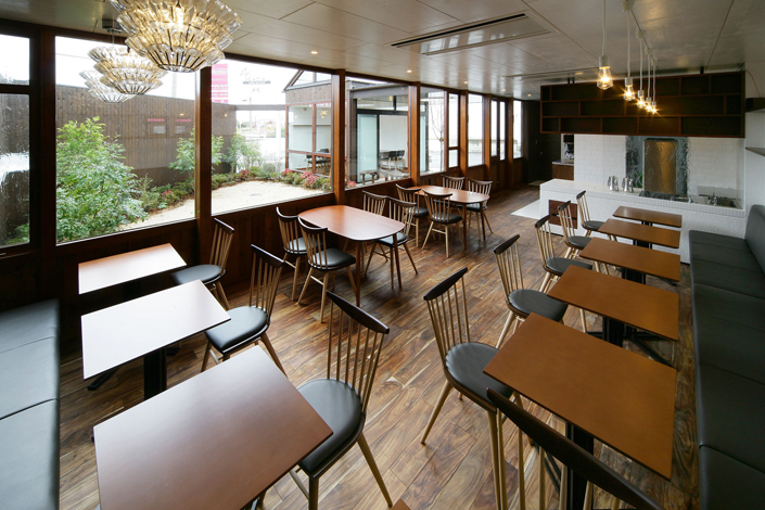 「たつのの店舗併用住宅」<blockquote>店内を見る。左奥に中庭越しに時間貸しの離れも見える。道路から店内を覗かれることなく、落ち着いて時間を過ごせる。 店名/cafe terrace HANA 設計/田中一郎 施工/御津ホーム 撮影/平野和司
