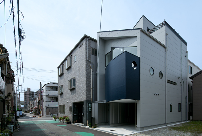 「弁天町の狭小住宅・大阪 (建築面積 約13.9坪)」<blockquote>外観を見る。張り出したアール状の壁と鋭角の屋根とを対象したデザインが特徴的
設計/藤原誠司 施工/株式会社 山本安工務店 撮影/笹倉洋平