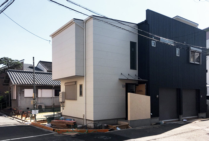 完成間近の「大阪・住吉のガレージハウス２」外観写真