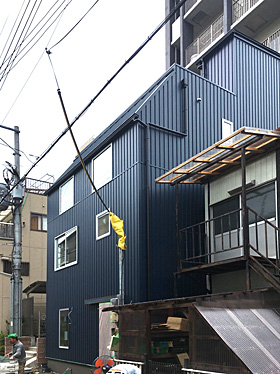 工事途中の大阪池田の狭小店舗併用住宅 防火地域で木造3階建て。周囲が建て込んでいるのがわかる。