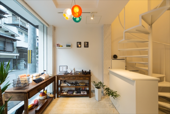 「淀川の狭小店舗併用住宅(食品)・大阪 (建築面積 約9.0坪)」<blockquote>店内を見る。手作りの焼き菓子やチョコレートを販売するショップ。イートインは無し。道路側に大きく開いたガラス窓からたっぷり光が入る。
店名/VALOIR (ヴァルワール) 設計/藤原誠司 施工/株式会社 ウッドワン関西