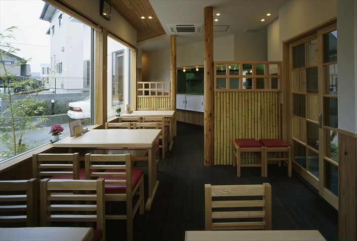 「舞多聞の店舗併用住宅(飲食店)・兵庫」<blockquote>うどん屋さん兼住まい。窓を大きくとった明るい店内。配膳時の動線もしっかりと考えられている。
店名/手打ちうどん みづき 設計/高谷敏正