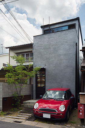 奈良・きたまちの店舗併用住宅の外観　落ち着いた街並みに溶け込むようにデザインされています