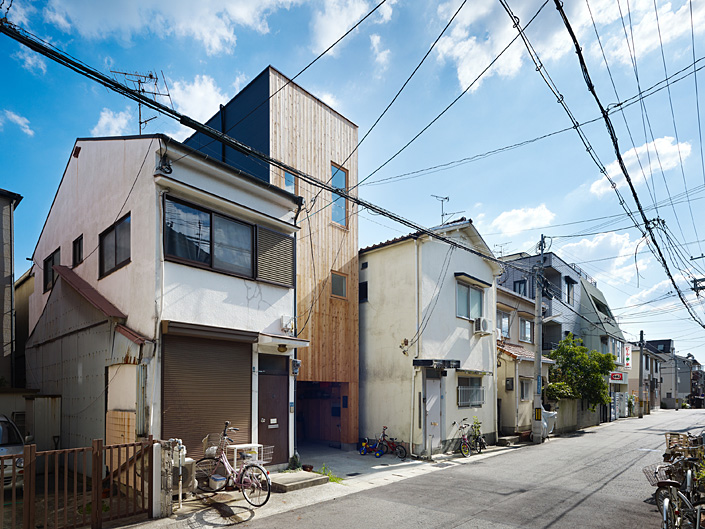 「六甲の狭小住宅2・神戸 (建築面積 約6.7坪)」両隣にすぐ家が迫り、光と風をどこから確保するのかがテーマとなる狭小住宅　上からの光を1階までどう届けるかがポイントとなります。 設計／室　嘉夫　撮影／矢野 紀行