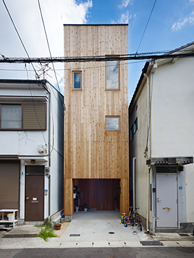 「六甲の狭小住宅2」外観を見る。近隣が迫って建っているのが分かる。通りに面しては最低限の窓。光はトップライトから採り込んでいる