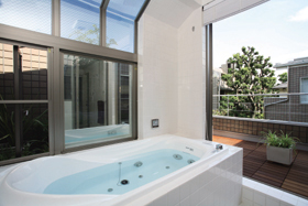 住宅・建築｜建築家の住宅をプロデュース ザウス：中庭に面した開放感あふれる浴室