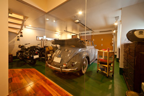 「北砂のガレージハウス・東京都江東区」ガレージ奥の書斎からガレージ内を見る