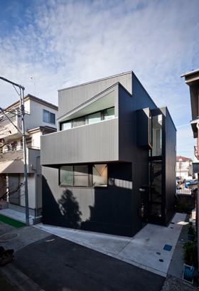 「下丸子の狭小住宅・東京」外観を見る。あえてデコボコさせることで存在感をある建物にしている