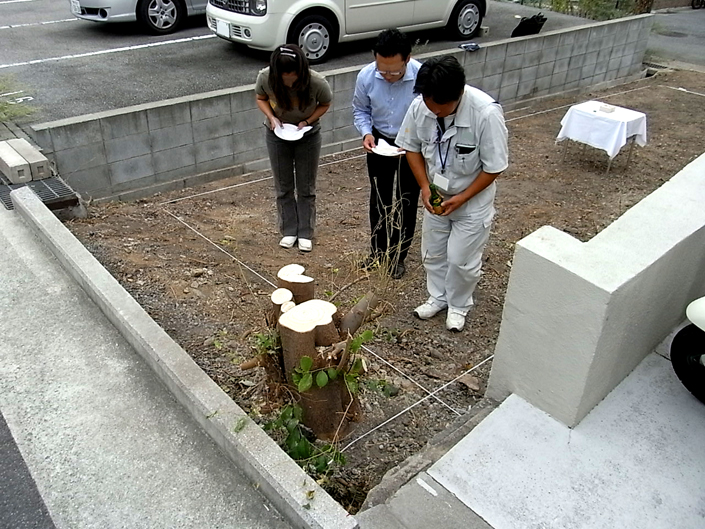 「六甲の狭小住宅」およそクルマ1台分の駐車場の広さと同じ敷地約12坪での地鎮祭の風景。敷地内の白いヒモで囲まれた部分が建築面積7.1坪部分。人が3人並ぶとほぼ横幅一杯。ただ、2つの道路に面しており、玄関と駐車スペースの入口を分けることができるメリットがあった。この地に3階建ての狭小住宅が完成