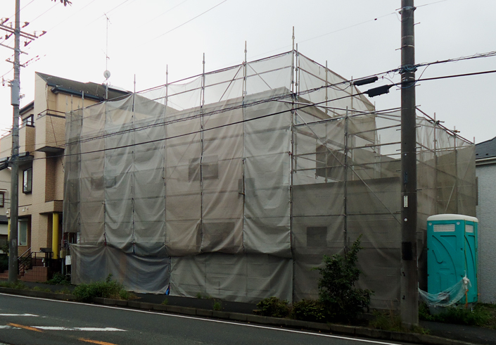 見学する「横浜・瀬谷のガレージハウス」 工事途中の外観