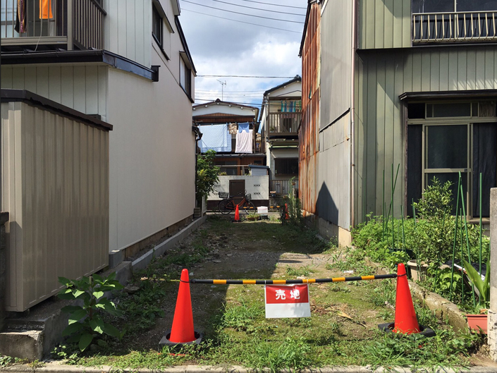 都内でよくみられる、両側に建物がある狭小地。