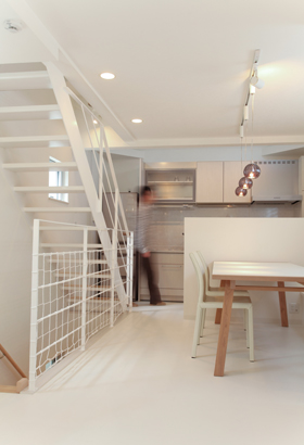 「上池台の狭小住宅・東京(建築面積 約8.8坪)」2階LDKを見る。色味を白で統一させた室内は、狭さを感じさせない