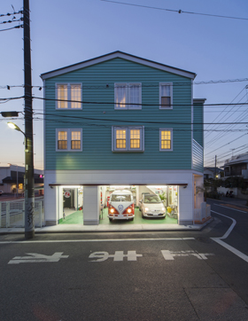 「足立区のガレージハウス・東京」外観を見る。目立つミントグリーンの外観だが、外壁の板張りや窓枠のモールディングのおかげで建物全体がアメリカンなイメージで統一されており、違和感を感じさせない