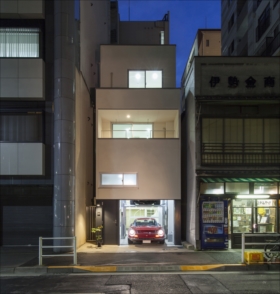 「新富町の狭小ガレージハウス・東京 (建築面積約13.2坪)」外観を見る。箱が段違いで重なっているようなデザイン。