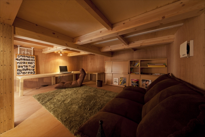 「下丸子の狭小住宅・東京（建築面積 約9.8坪）」1階と2階の間にある隠れ家的な書斎。木を張った壁が暖かみを、少し籠った感じが落ち着きを与えてくれる