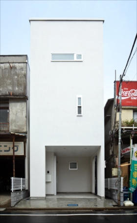 「東綾瀬の狭小住宅・東京(建築面積 約11.7坪)」外観を見る。道路側の窓は最小限に抑えて、プライバシーを保護している