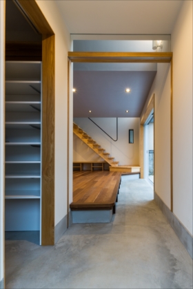 「西東京の家」玄関からリビング方向を見る。土間を設けることで外のような内のようなスペースが生まれ、生活に変化が生まれる。
