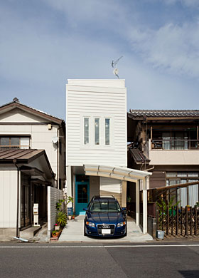 「川口の店舗併用住宅・埼玉」外観を見る。駅前ではなく住宅街に建っているのが分かる