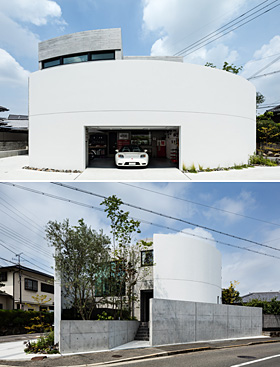 上:ガレージ外観を見る。下:角地で2つの道路に面しており、コンクリートの壁により建物が手で包み込まれたようにデザインされている