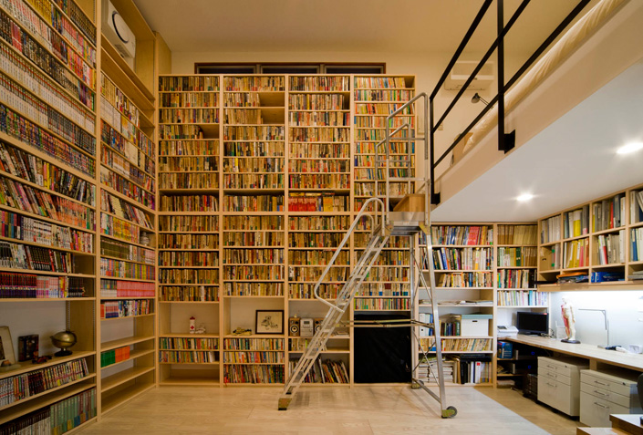 「本駒込の家」地下の書斎。大量の本とデスク、打合せスペースもある　設計／金 富雄＆李 勝代　撮影／平野和司