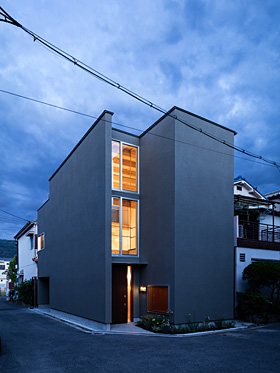 外観を見る。角地に建っている。3階建てに見えるが、2階+ロフト。ガレージドアはないがクルマ1台分のビルトインガレージがある